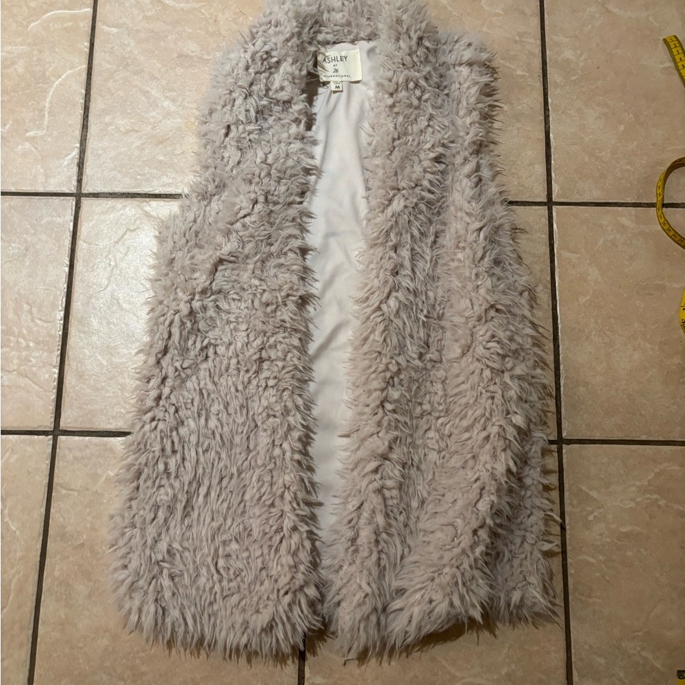 10/$20🔥Fuzzy Gray‎ Vest -tan/cream color